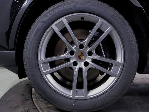 Used 2025 Porsche Cayenne image 21