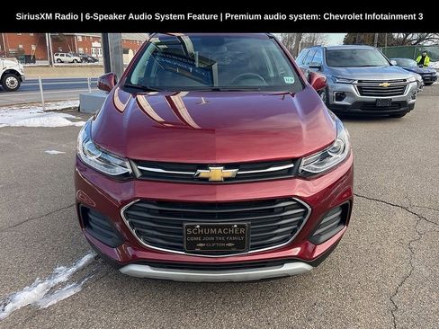 Used 2022 Chevrolet Trax LT w/ LT Convenience Package image 2