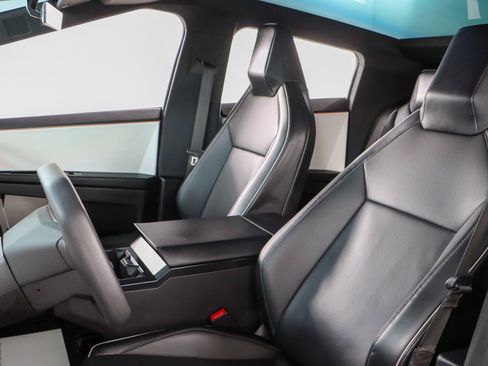 Used 2024 Tesla Cybertruck AWD Crew Cab image 21