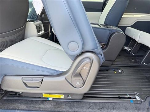 New 2026 Kia Carnival EX FWD image 14