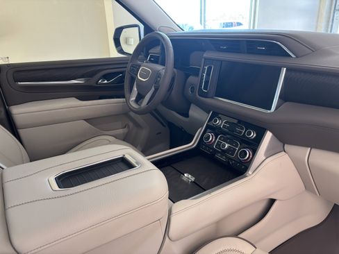 Used 2024 GMC Yukon XL Denali w/ Advanced Technology Package image 8