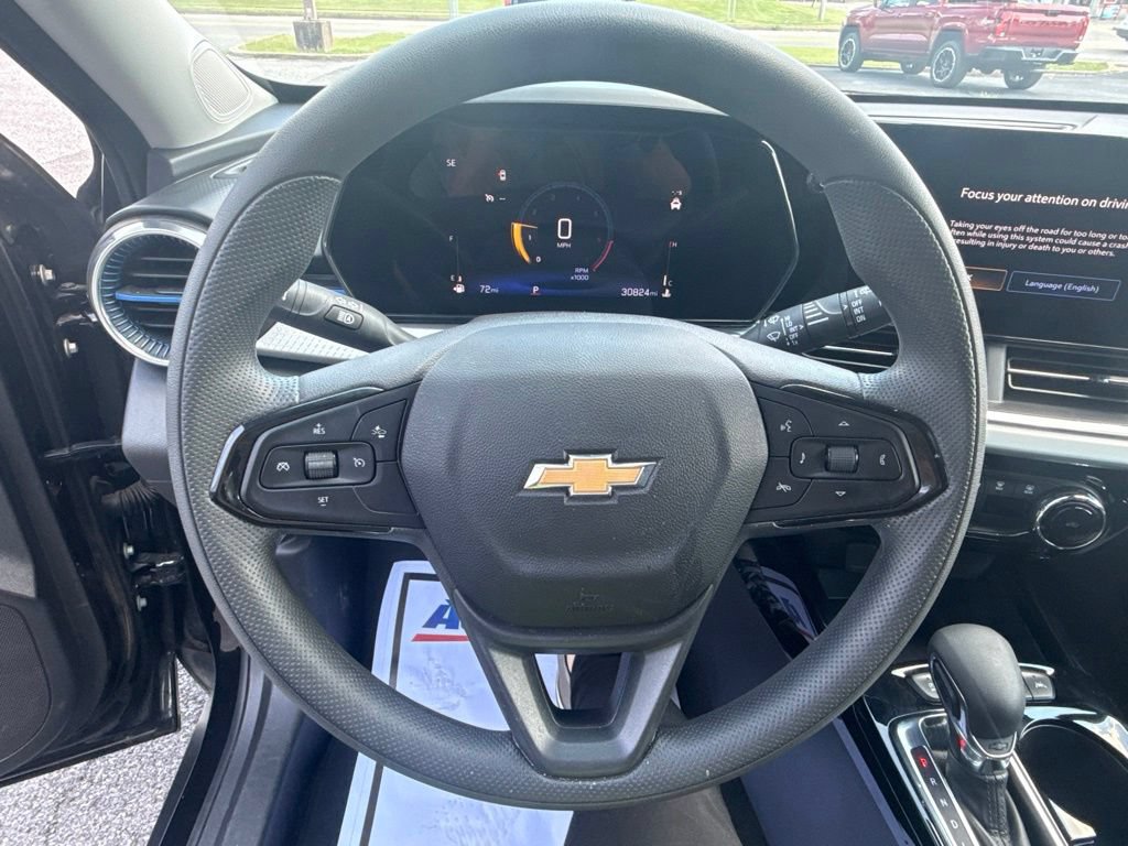 Used 2025 Chevrolet Trax LT FWD image 19