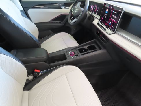 New 2026 Volkswagen Tiguan SE FWD image 25