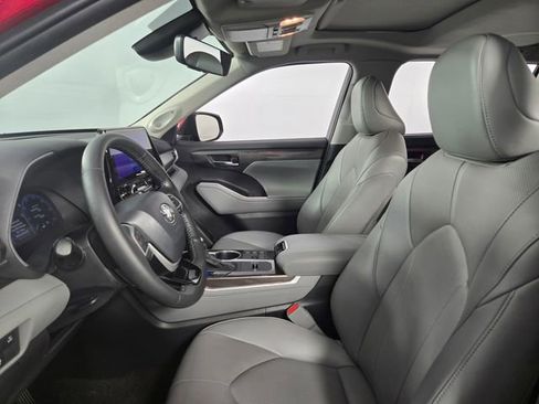 Used 2024 Toyota Highlander Limited image 14