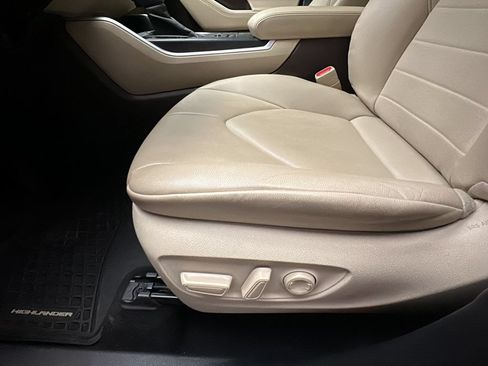 Used 2020 Toyota Highlander XLE AWD/4WD image 13