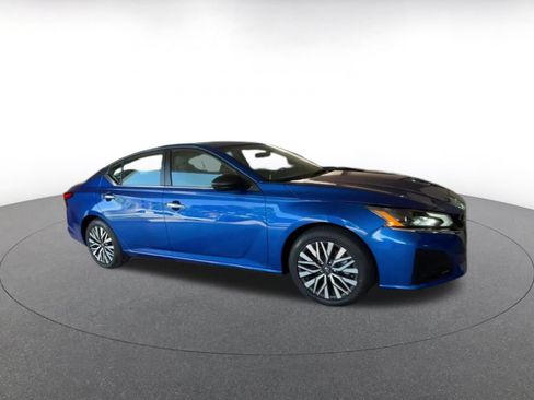 Used 2025 Nissan Altima 2.5 SV FWD image 2