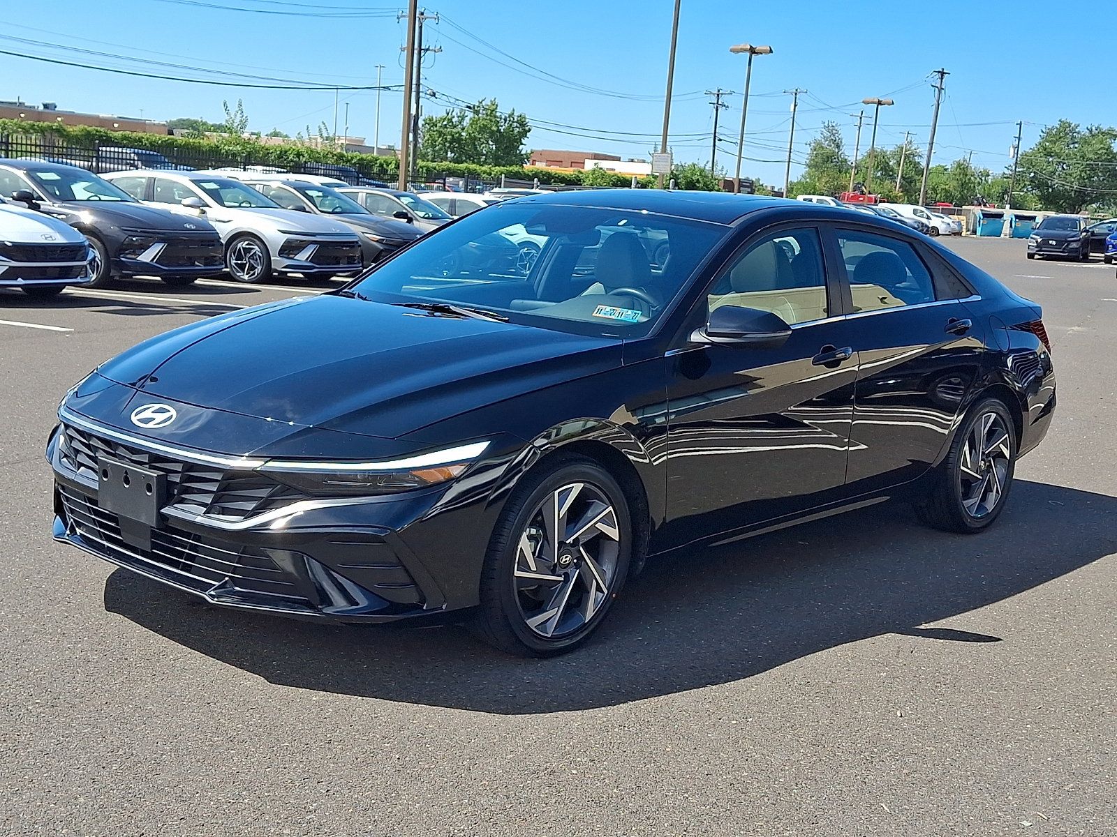 Certified 2025 Hyundai Elantra Limited FWD image 3