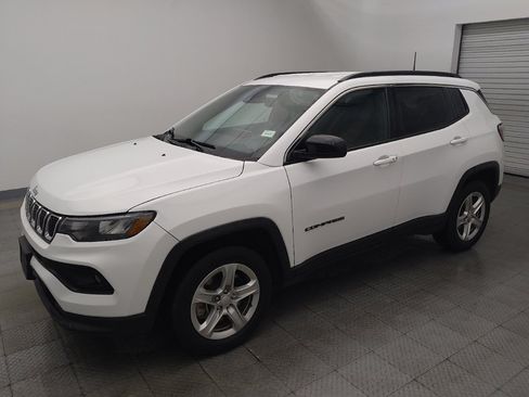 Used 2024 Jeep Compass Latitude AWD/4WD image 2