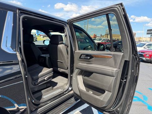 Used 2025 Chevrolet Suburban High Country AWD/4WD image 51