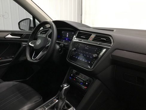 Used 2022 Volkswagen Tiguan SE w/ Panoramic Sunroof Package image 26