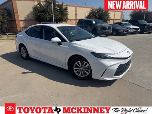 Used 2025 Toyota Camry LE image 1