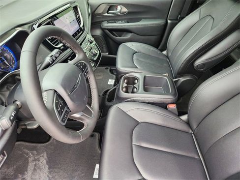 New 2025 Chrysler Pacifica Select image 9