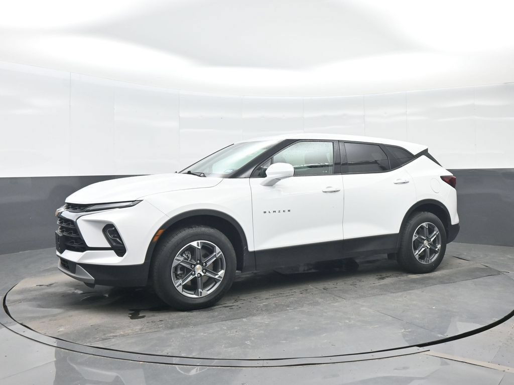 Used 2025 Chevrolet Blazer LT FWD image 2