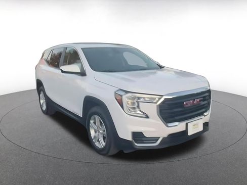 Used 2024 GMC Terrain SLE image 3