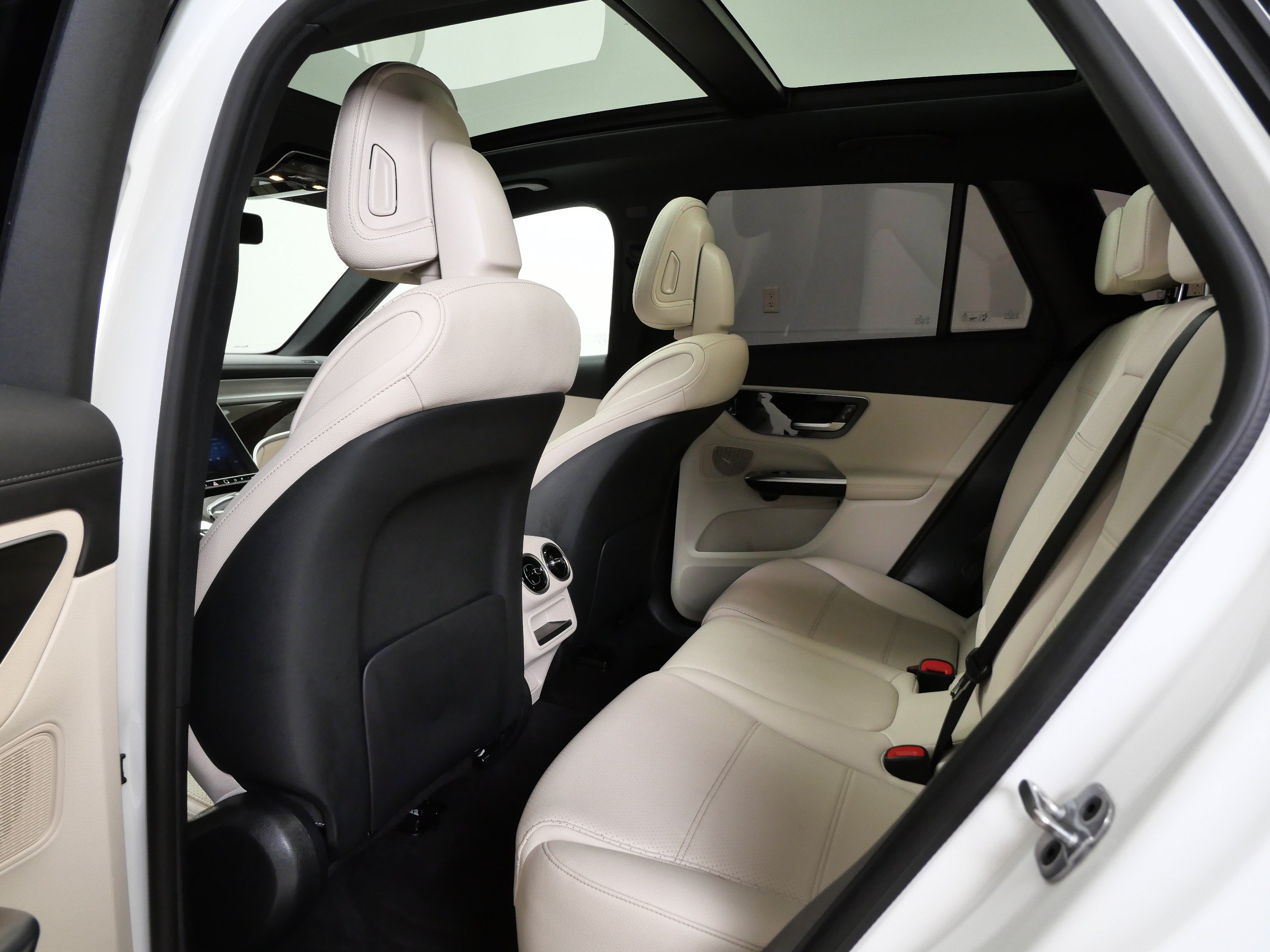 Used 2023 Mercedes-Benz GLC 300 4MATIC image 16