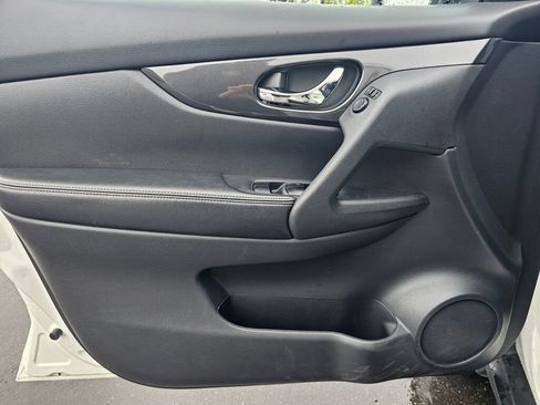 Used 2017 Nissan Rogue SV image 22