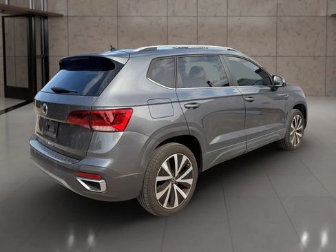 Used 2022 Volkswagen Taos SE FWD image 4