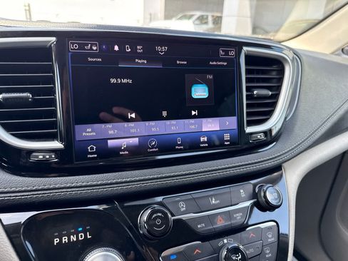 Used 2022 Chrysler Pacifica Touring-L FWD image 19