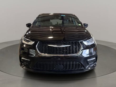 Used 2025 Chrysler Pacifica Select image 2