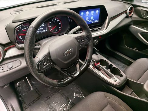 Used 2025 Chevrolet Trax RS w/ Sunroof Package image 7