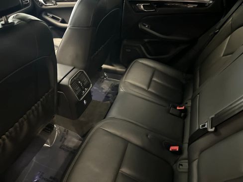 Certified 2025 Porsche Macan AWD/4WD image 13