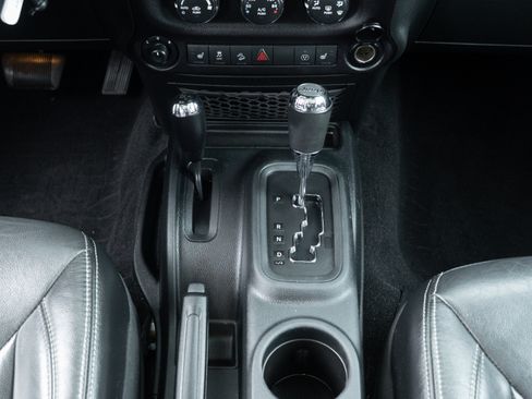 Used 2016 Jeep Wrangler Unlimited Rubicon image 14