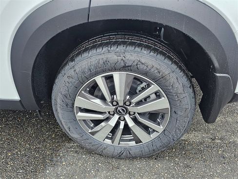 New 2025 Nissan Pathfinder SL image 9