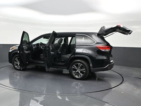 Used 2018 Toyota Highlander LE image 35
