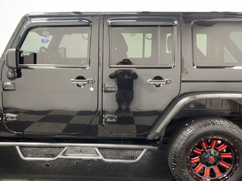 Used 2017 Jeep Wrangler Unlimited Sahara w/ Connectivity Group AWD/4WD image 13