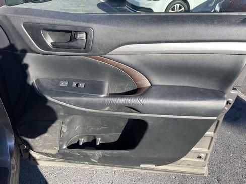 Used 2015 Toyota Highlander LE image 46