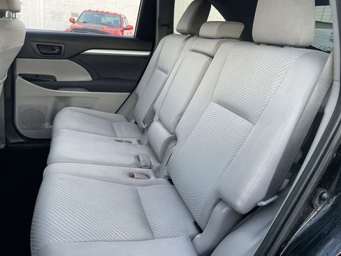 Used 2019 Toyota Highlander LE image 19