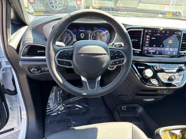 New 2027 Chrysler Pacifica Select AWD/4WD image 18