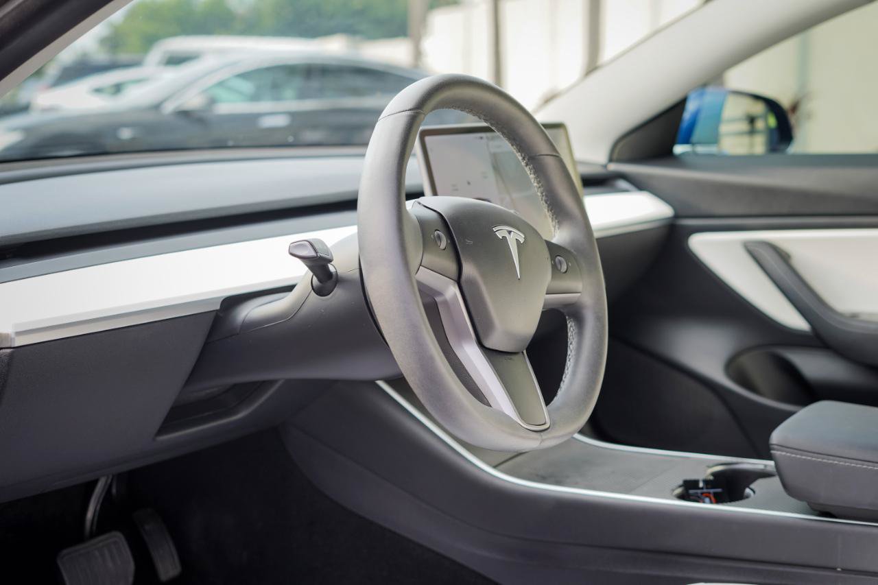 Used 2020 Tesla Model 3 Standard Range Plus RWD image 9