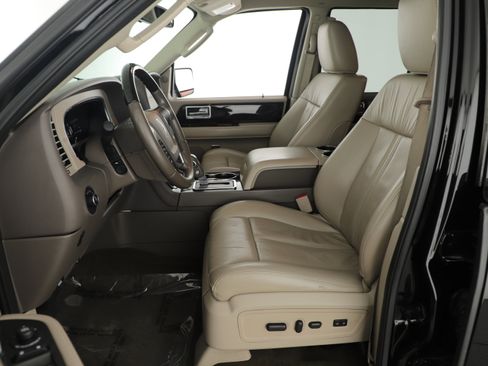 Used 2017 Lincoln Navigator Select image 9