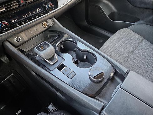 Used 2022 Nissan Rogue SV image 25