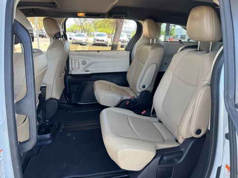 Used 2022 Toyota Sienna XLE FWD image 17
