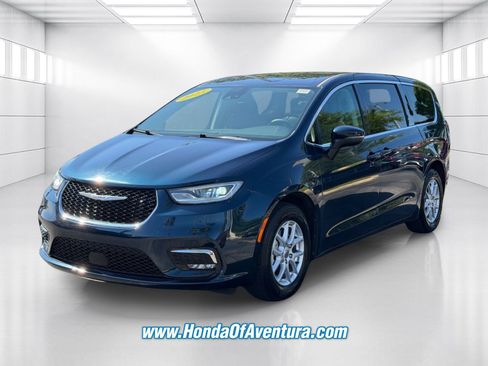 Used 2023 Chrysler Pacifica Touring-L FWD image 3