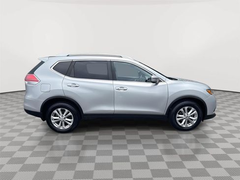 Used 2016 Nissan Rogue SV w/ SV Premium Package FWD image 5