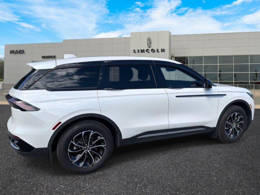 Used 2025 Lincoln Nautilus Premier AWD/4WD image 3