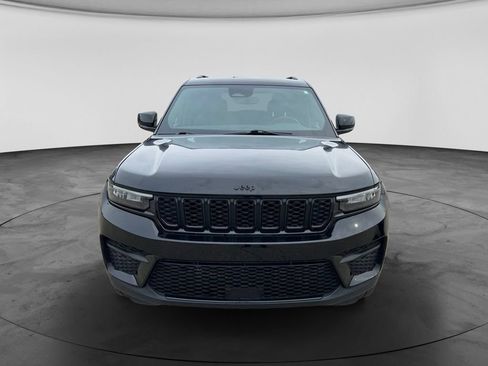 Used 2024 Jeep Grand Cherokee Altitude AWD/4WD image 4