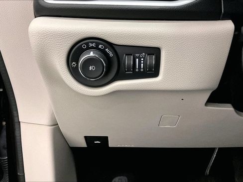 Used 2018 Chrysler Pacifica Touring-L FWD image 15