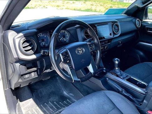Used 2016 Toyota Tacoma TRD Off-Road w/ Premium & Technology Package AWD/4WD image 18