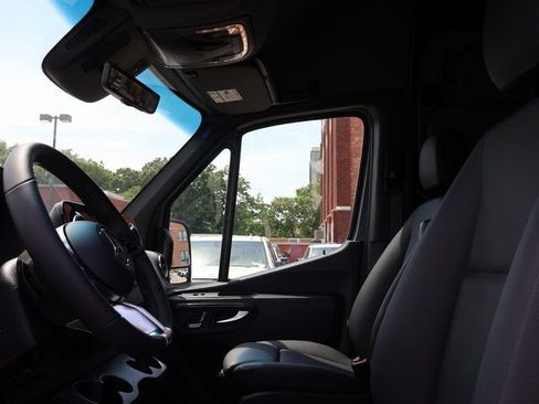 Used 2025 Mercedes-Benz Sprinter 2500 image 18