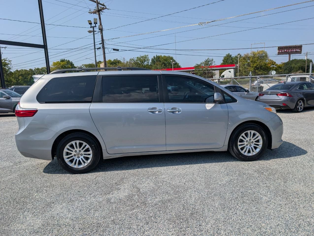 Used 2017 Toyota Sienna XLE w/ XLE Navigation Package FWD image 5