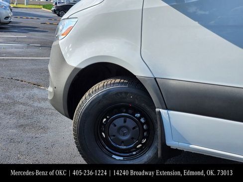 Used 2025 Mercedes-Benz Sprinter 2500 image 5