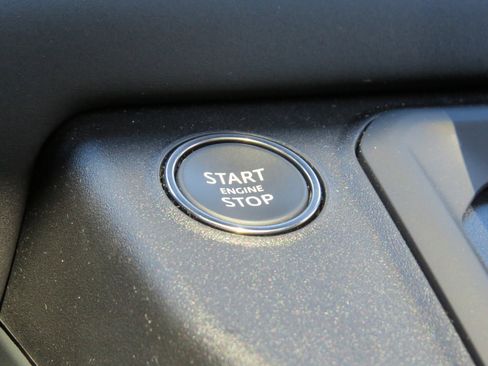 Used 2025 Land Rover Defender 110 X-Dynamic SE image 25