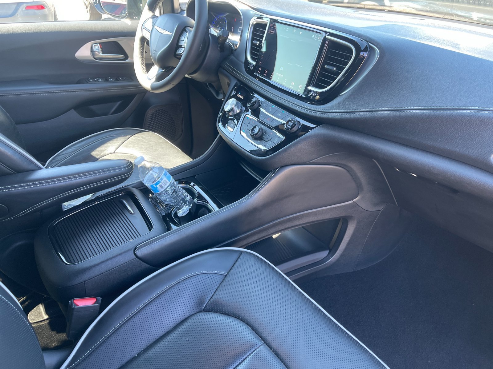 Used 2025 Chrysler Pacifica Limited FWD image 18
