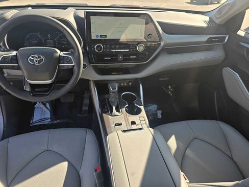 New 2026 Toyota Highlander Platinum image 23