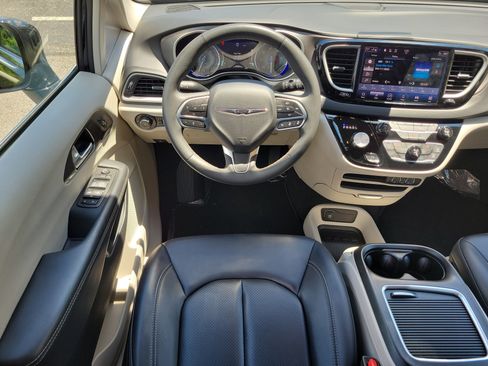 Used 2024 Chrysler Pacifica Touring-L FWD image 13