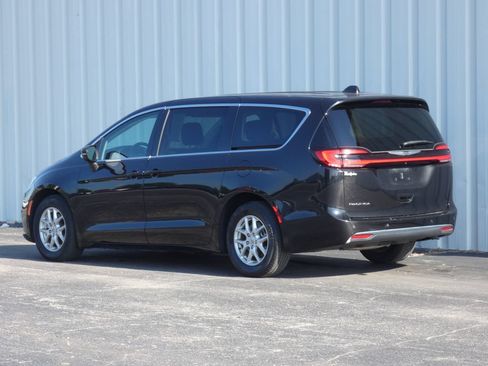 Used 2023 Chrysler Pacifica Touring-L FWD image 5
